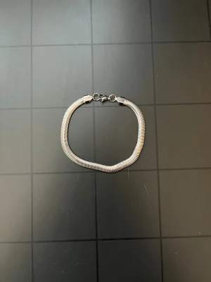 Silverfärgat snake chain-armband – minimalistiskt ✨ - Stilrent silverfärgat armband med bred, platt snake chain-design. Snyggt minimalistiskt smycke som passar både till vardags och fest.  Karbinlås. Smyckespåse medföljer 🖤  Kolla gärna mina andra annonser – köp flera smycken tillsammans och spara på frakten ✨