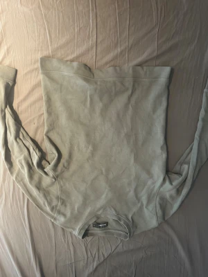 Beige långärmad tröja Dressmann - En enkel och stilren beige långärmad tröja från Dressmann. Tröjan har rund halsringning och är tillverkad i ett mjukt material som passar perfekt till vardags. Klassisk passform utan tryck eller mönster.