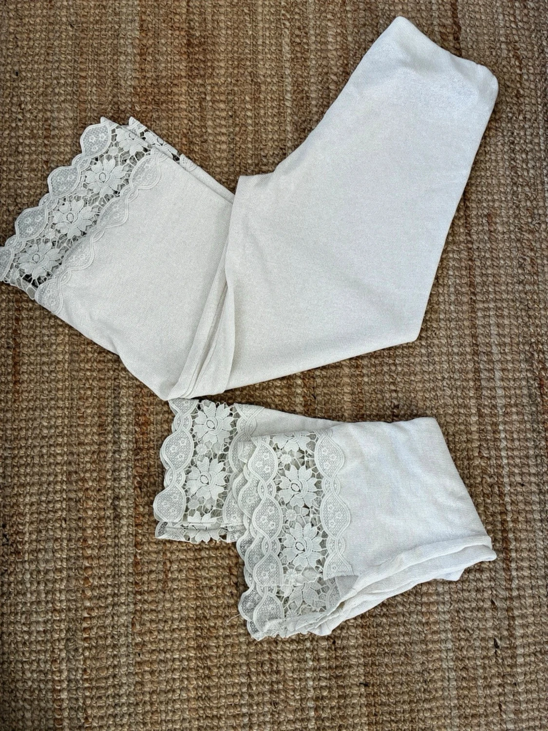Krämvitt loungewear-set med spetsdetaljer - 6