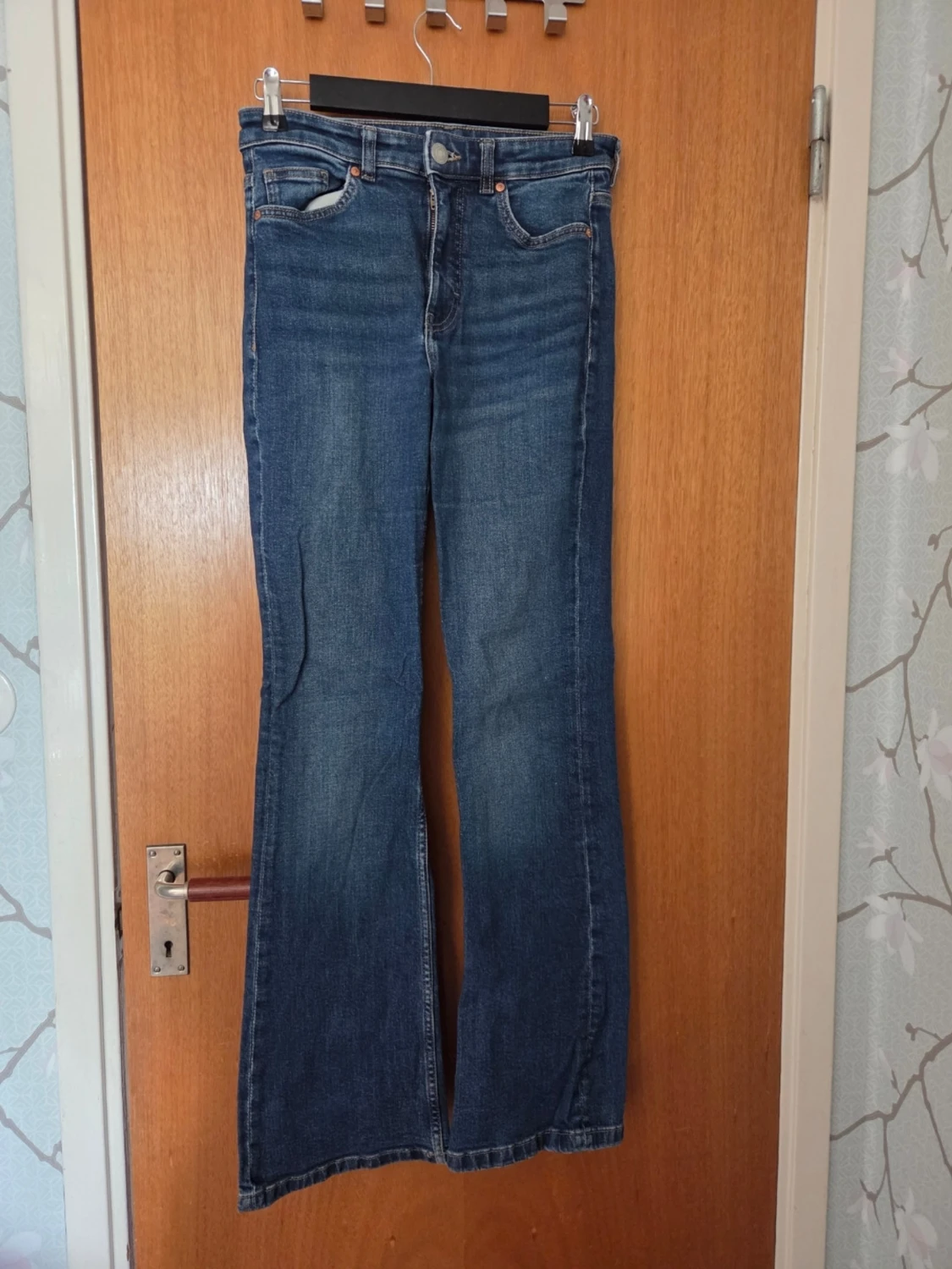Blå bootcut jeans med hög midja