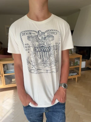 Denim&supply Ralph Lauren T-shirt vit herr - Supercool vit t-shirt från Denim & Supply Ralph Lauren med ett snyggt, vintage-inspirerat tryck framtill. Mjukt och skönt material med en avslappnad passform. Små defekter på de sista bilderna. Annars fint skick! Skickar snabbt 📦✨#ralphlauren #denimandsupply #ralphlaurentshirt #vintagestyle #herrkläder #tshirt #vitoffwhite #casual #retro #mode #märkeskläder #teeshirt #vintedse