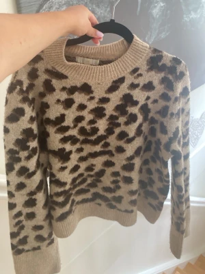 leopardmönstrad stickad tröja - Super bra skick och inga synliga defekter!