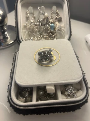 Silvrig ring med pyramidformade nitar - Säljer en cool silvrig ring med flera små pyramidformade nitar på ovansidan. Ringen har en bred design och ger ett edgy intryck, perfekt för dig som gillar statement-smycken. Materialet är metall i blank silverfärg. Ringen är från Edblad. Säljer för att dom inte passar längre som ni ser på bild två