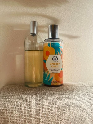 the body shop parfymer💗 - 2 st parfymer från the body shop, båda har en flaska med mycket gott skick, ca 3/4 produkt kvar i båda💕 den till vänster luktar kokosnöt och vanilj! kolla deras hemsida för mer information! båda två för 75, en för 40  vid snabb affär kan jag sänka priset🩷