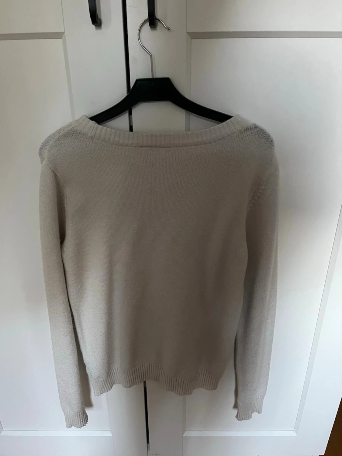 Beige stickad tröja med rund hals - 1