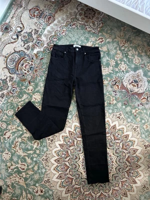 Svarta jeans från Whyred - Snygga svarta jeans från Whyred. Har haft de på bara några få gånger och säljer de eftersom de är långa för mig. W - 30 L - 32