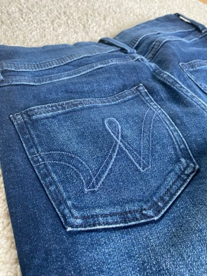 Mörkblå boot cut jeans - Mörk blåa boot cut jeans från Gina Tricot, low waist
