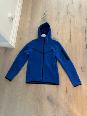 Blå Nike techfleece - Nike techflecce i blå. Skönt material som passar för båda sportande och stil. Perfekt skick, nästan helt ny i storlek s.