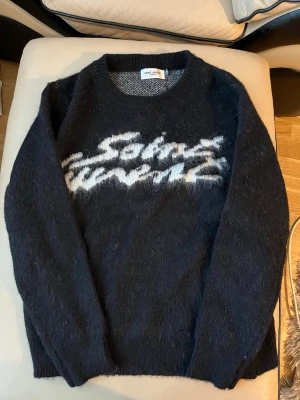 YSL sweater - nästan oanvänd. Sweater passar perfekt inför back to school/skolåret för dig som vill ha en stilren look. Inga tecken på användning. Priset kan diskuteras.