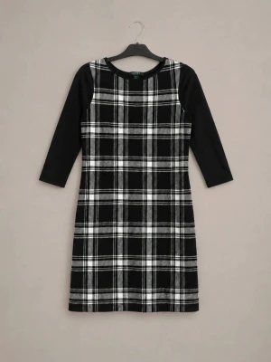 Rutig svartvit klänning Lauren Ralph Lauren preppy Y2K - Snygg svartvit rutig klänning från Lauren Ralph Lauren med trekvartsärm och klassisk rak passform. Klänningen har svarta ärmar och rutigt mönster framtill. Perfekt för dig som gillar stilrena och tidlösa plagg.