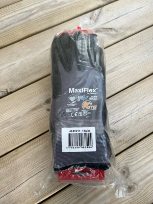 12 st MaxiFlex 42-874 svarta arbetshandskar - Säljer ett 12-pack MaxiFlex arbetshandskar i svart. Handskarna är tunna och smidiga med bra grepp, perfekta för dig som vill ha skydd utan att tumma på känslan. Tillverkade i syntetmaterial och passar till många olika aktiviteter.