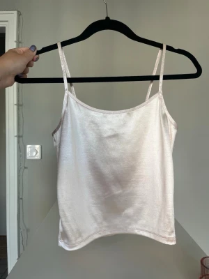 Ljusrosa glansigt linne - Ljusrosa glansig topp från Urban Outfitters, aldrig använd 💓 storlek S