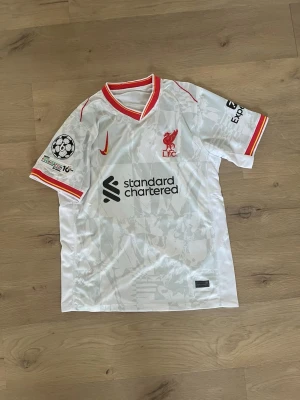 Liverpool 24/25 tredje - Helt ny aldrig använd Liverpool T-shirt med SALAH på ryggen. Hör av er vid frågor eller funderingar!