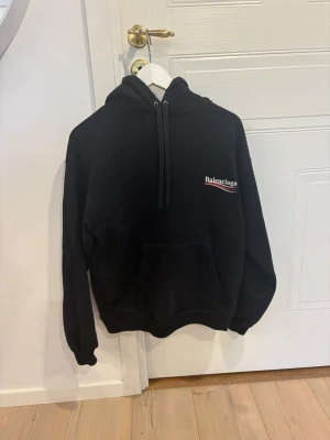 Balenciaga hoodie svart - Säljer min svarta Balenciaga hoodie i storlek M. Hoodien är i mycket bra skick och har en stilren design som passar perfekt till vardags och streetwear.