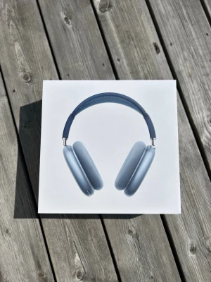 Apple Airpodsmax blå - AirPods Max – blå  Säljer ett par AirPods Max i blå färg.  🎧 Apple AirPods Max 🎨 Färg: Blå 📦 Originalkartong medföljer 🔢 Serienummer: CWT907643Y  Hörlurarna är i fint skick och säljs enligt bilder. Perfekta för musik, film och vardagslyssning med Apples aktiva brusreducering och transparensläge.  Skickar gärna fler bilder vid seriöst intresse.
