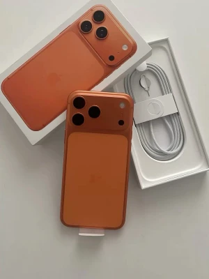 Iphone 17 pro max  - Snygg orange iPhone med stilren design och trippelkamera på baksidan. Telefonen har rundade hörn, glasbaksida och metallram. Levereras i originalkartong med USB-C laddkabel och SIM-kortsverktyg. Perfekt för dig som vill sticka ut med en unik färg. 512 gb 