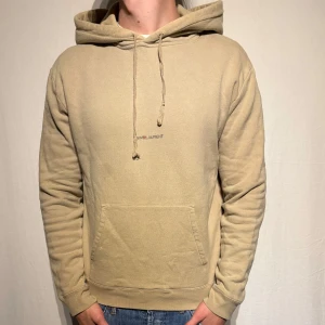 Saint Laurent Hoodie - Sjukt fet saint laurent hoodie, använd litegrann men i mycket bra skick! Storlek L men sitter som storlek M. Hör av er vid frågor!