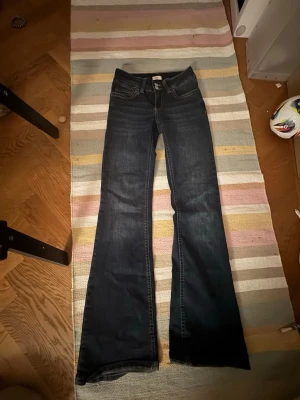 Mörkblå bootcut jeans från Nelly  -  Ett par mörkblå utsvängda Nelly jeans som jag har använt 1 gång, de är i super bra skick, de har jätte bra passform och är super sköna. Det är perfekt att till dig som söker nya coola höst jeans! (Pris kan diskuteras)