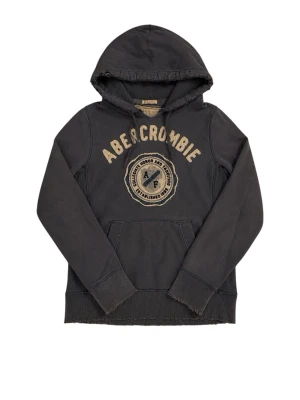 Mörkgrå hoodie från Abercrombie - Snygg mörkgrå hoodie från Abercrombie med stor logga och broderad text på bröstet. Klassisk känguruficka framtill och justerbar huva med dragsko. Perfekt för en avslappnad och trendig look. Modell177cm