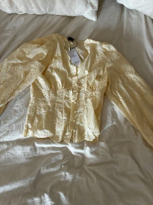 Gina blus 💛 - Superfin somrig blus som är väldigt poppis just nu! Helt ny med prislapp kvar endast testad 🌟