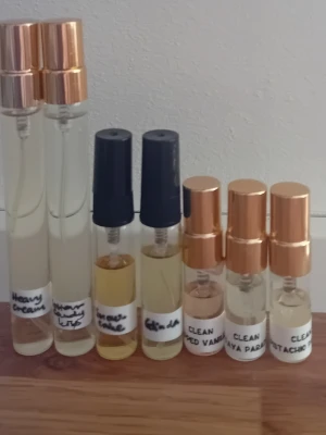 Splitpaket bodyspray  - Paket med 7 stycken splittar med bodyspray; lite varierande mängd se bild. Från vänster: 🔅Heavy cream/Phlur🔅Cottoncandy kiss/Body shop🔅Lush: Snowcake, Glinda🔅Clean:Whipped vanilla,Papaya paradise,Pistachio passion