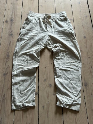 Zara Linnebyxor - Beige linnebyxor från Zara! Storlek: S | Skick: Mycket bra | Pris: 150 kr | Bara att höra av sig! Mvh 