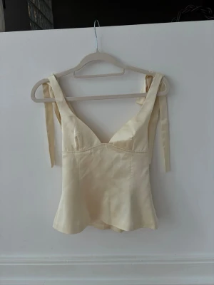 Gul topp Gina tricot  - Jätte fin gul topp från Gina Tricot i storlek xxs, prislappen kvar  💕