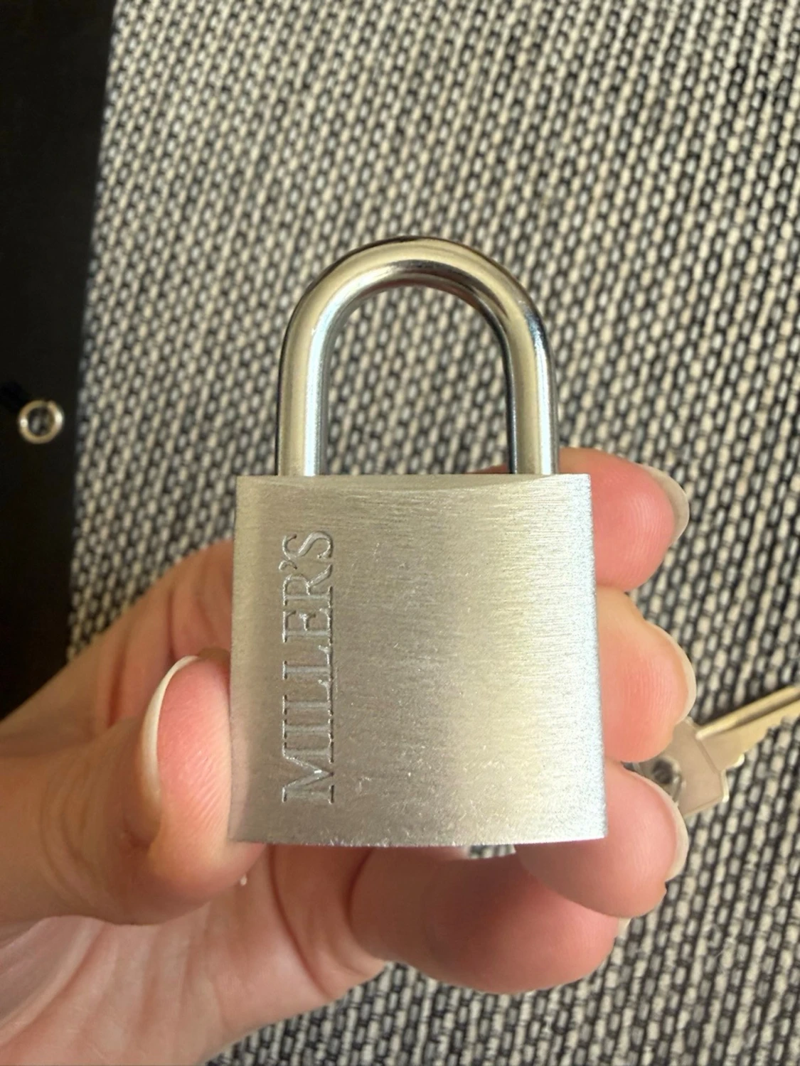 Silverfärgat hänglås med två nycklar - 3