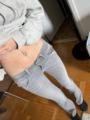 Gråa jeans - Fina jeans från Gina i storlek 32. Nypris tror jag var 500. 
