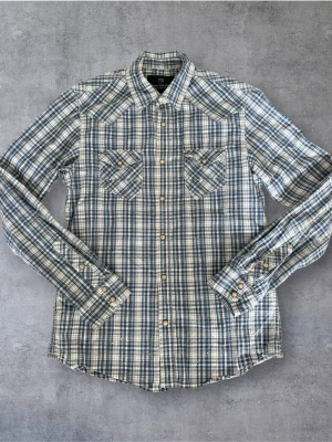 Rutig Skjorta Från Scotch & Soda - Säljer en riktigt stilren rutig skjorta med färg splitter, pris kan diskuteras 😁