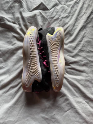 Ae1- year of the snake - Säljer mina gamla basketskor då jag har slutat på sporten. De är i väldigt bra kondition och har mycket liv kvar i sig. Orginal Låda och extra skosnören finns