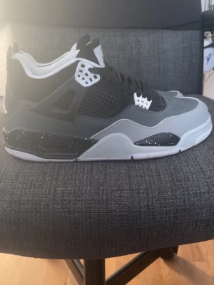 Jordan 4 - White thunder Jordan 4 storlek 43 ganska nya använda fåtal gånger helt äkta säljer för att dem inte är min stil längre.