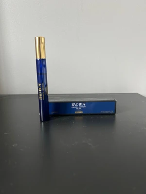 Bad Boy Cobalt EDP från Carolina Herrera - Bad Boy Cobalt Eau de parfum från Carolina Herrera i en smidig blå glasflaska med guldfärgat lock. Doften är maskulin och modern, perfekt för dig som gillar eleganta och fräscha parfymer. Flaskan är stilren och lätt att ta med i väskan.