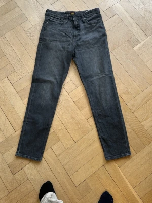 Mörkgrå raka jeans - Snygga mörkgrå jeans med rak passform och klassisk femficksdesign. Jeansen har normal midja och är tillverkade i ett mjukt denimtyg som passar perfekt till en avslappnad stil. Dragkedjegylf och bälteshällor upptill.