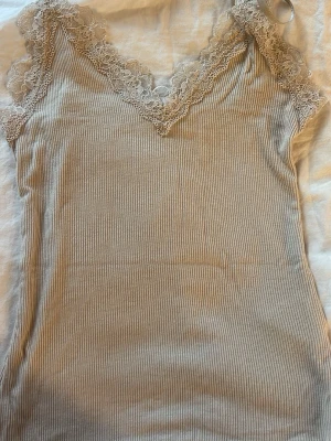 Y2k beige linne - Säljer en helt ny beige linne från New Yorker med spets.