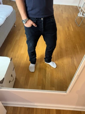 Nudie jeans Lean Dean  - Nudie Jeans | skick 9/10 | Storlek 32/32 | Pris - 549kr | Modellen är ca 180cm lång | Hör av dig vid minsta fråga eller fundering!!
