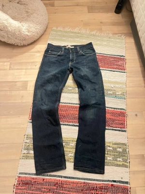  Levi’s 511 - Mått Midja: 40cm Längd: 101cm Innerben: 76cm Benöppning: 19cm  Kontaka gärna om du har frågor eller prisförslag