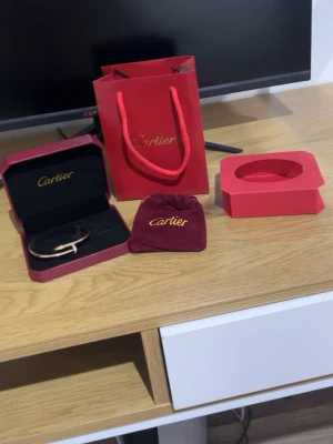 Lyxig armband - Säljer en helt ny och oanvänd Lyxig armband 