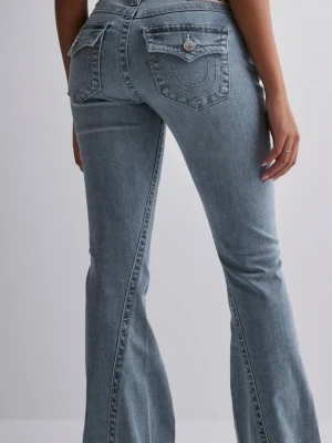 Ljusblå bootcut jeans - Säljer ett par ljusblå bootcut jeans med utsvängda ben och klassisk femficksdesign. Jeansen har hög midja och är tillverkade i mjukt denimtyg. Perfekta för dig som gillar retrovibbar och en avslappnad look.