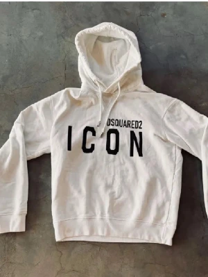 Vit hoodie Dsquared2 ICON - Säljer nu min vita hoodie från Dsquared2. Hoodien har huva med droch ribbade muddar vid ärmar och nederkant. Perfekt för dig som gillar streetwear och vill sticka ut.
