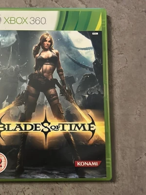 NedsattBlades of Time Xbox 360 spel  ur samling pak Svensk öppnad prövad perfekt skick  från 500kr 0lus - Blades of Time till Xbox 360, ett actionäventyrsspel från Konami. Spelet levereras i original grön plastfodral med omslagsbild och tillhörande skiva. Omslaget har fantasytema med en kvinnlig karaktär och två svärd.