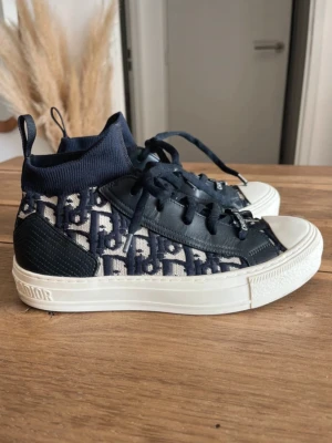 Dior sneakers  - Kollar intresset på dessa super snygga skorna från dior i storlek 37, skriv vid frågor eller lägg bud ☺️