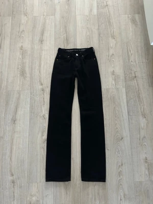 Långa jeans low straight - Långa jeans från Bikbok i modellen low straight storlek 24/34. Lågmidjade och raka. Så fin modell men aldrig använda pga för långa för mig. 🤍