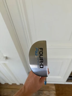 Four:D P63 #1 Face Balanced Putter 35” - Säljer en Four:D P63 #1 Face Balanced-putter i mycket fint skick. Puttern har en stilren design, face balanced-konstruktion som passar spelare med en rakare puttrörelse samt ett original Four:D-grepp. Längden är 35 tum och klubban är fullt spelklar. Endast mycket lätt kosmetiskt slitage från normalt användande.  Perfekt för dig som söker en prisvärd putter med modern känsla och hög kvalitet.  