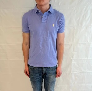 Polo Ralph Lauren Custom Slim Fit Polo - Lila pikétröja i bomull, slim fit, begagnad i mycket gott skick.