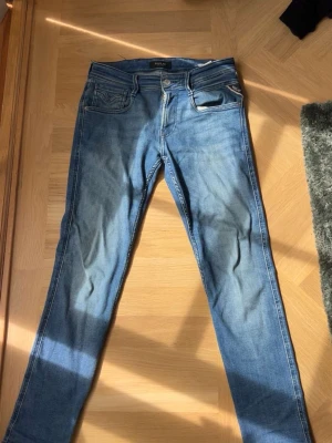 Replay jeans - Säljer dessa jeans från replay i w 27 l 30 passar dig som är ca 170 de är i okej skick 