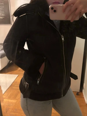 Mocka skinnjacka  - Säljer min mocka skinnjacka Material utifrån är Läder/skinn (äkta) inifrån teddy material. Perfekt nu för hösten, håller dig varm och passar till allt. ! INGA TECKEN PÅ ANVÄNDNING! 