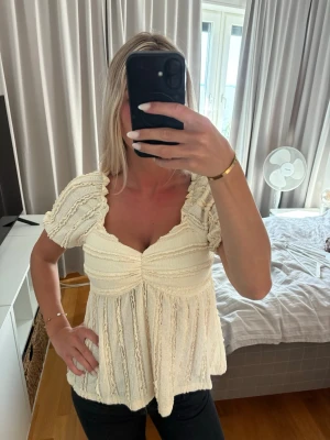 Ljusgul blus - Supersöt ljusgul blus med puffiga korta ärmar och som är urringad🤩