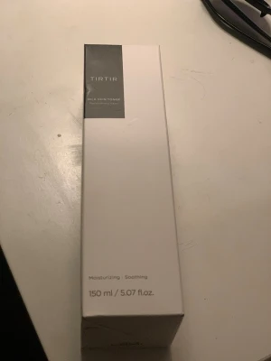 TIRTIR Milk Skin Toner 150 ml - TIRTIR Milk Skin Toner är en återfuktande och lugnande toner i en stilren vit förpackning. Innehåller 150 ml och passar perfekt för dig som vill ha en fräsch och mjuk känsla i huden. Enkel att använda i din dagliga hudvårdsrutin.