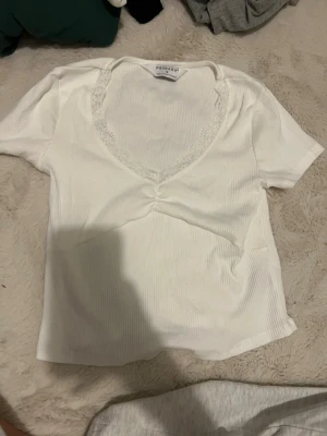 Primark - Söt kort tröja med urringning från primark😙 aldrig använts
